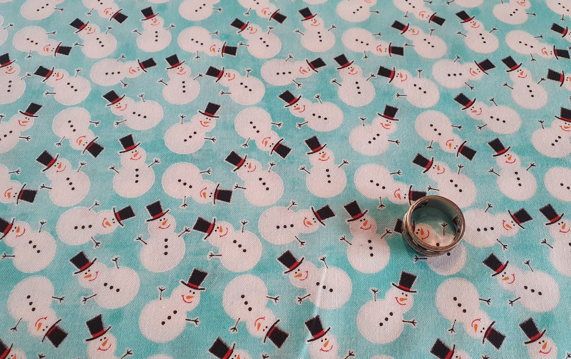 Cozy Winter bonecos de neve verde água Tecido estampado com bonecos de neve brancos sobre fundo azul e uma argola metálica