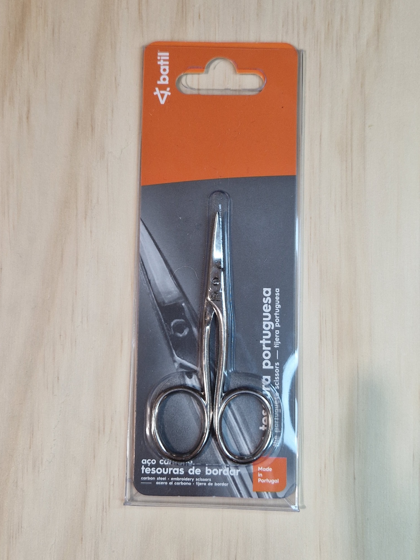 Tesoura para bordados curva Batil Tesoura de bordar em aço inoxidável na embalagem com fundo cinza e laranja