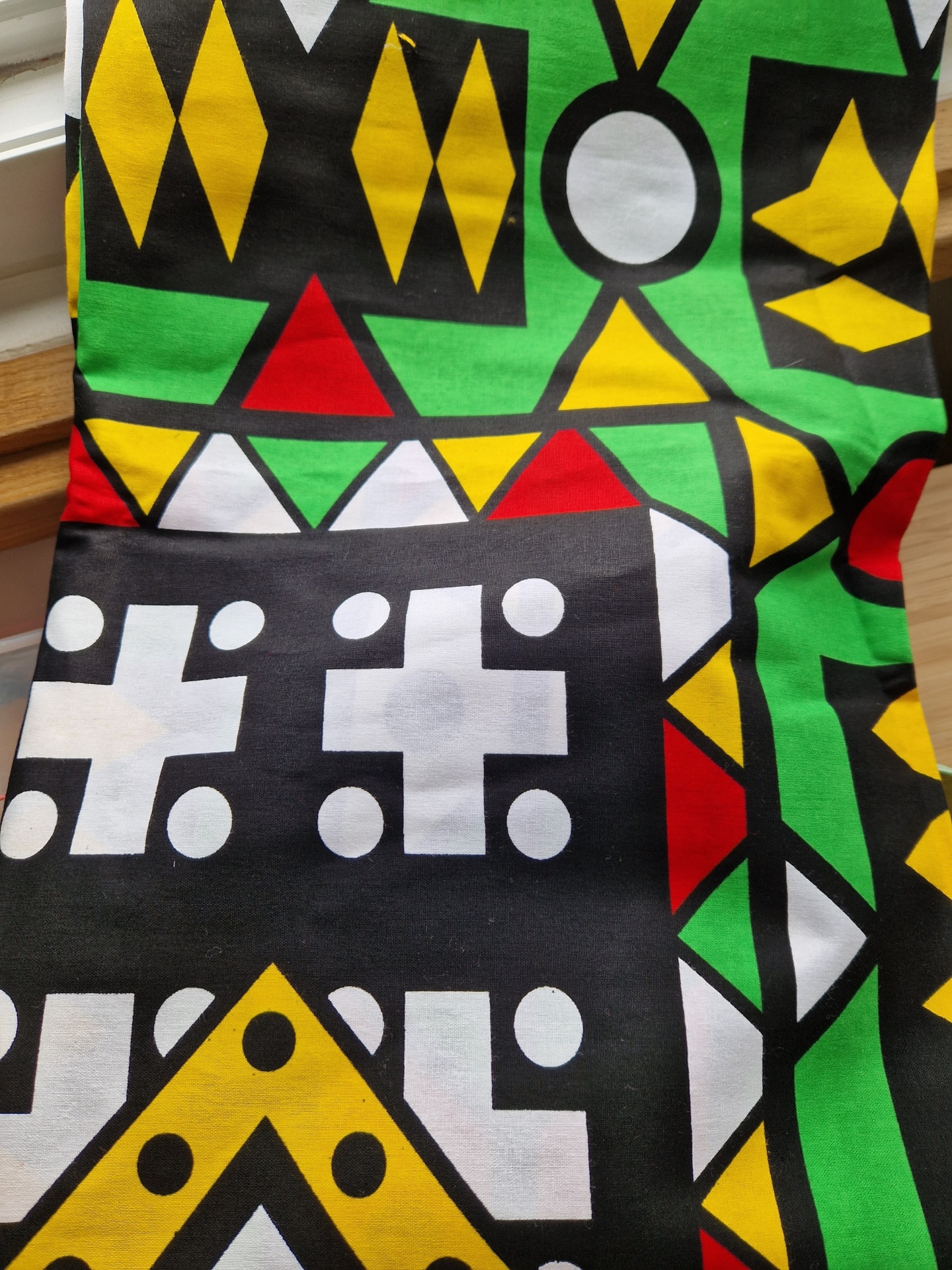 Capulana Samakaka Angola Tecido com padrão geométrico colorido em verde, amarelo, vermelho, preto e branco