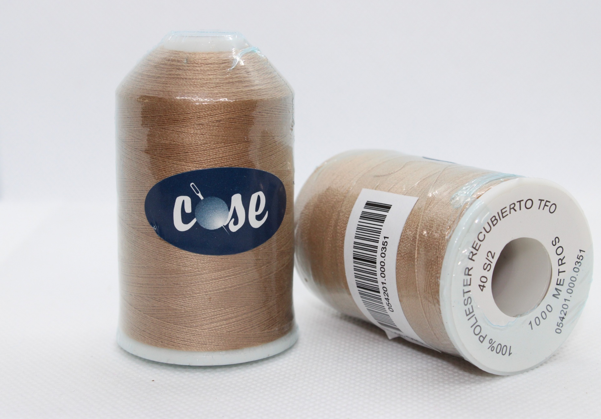 Linha Cose 351 tostado Dois rolos de linha bege com etiquetas de marca e especificações em fundo branco.