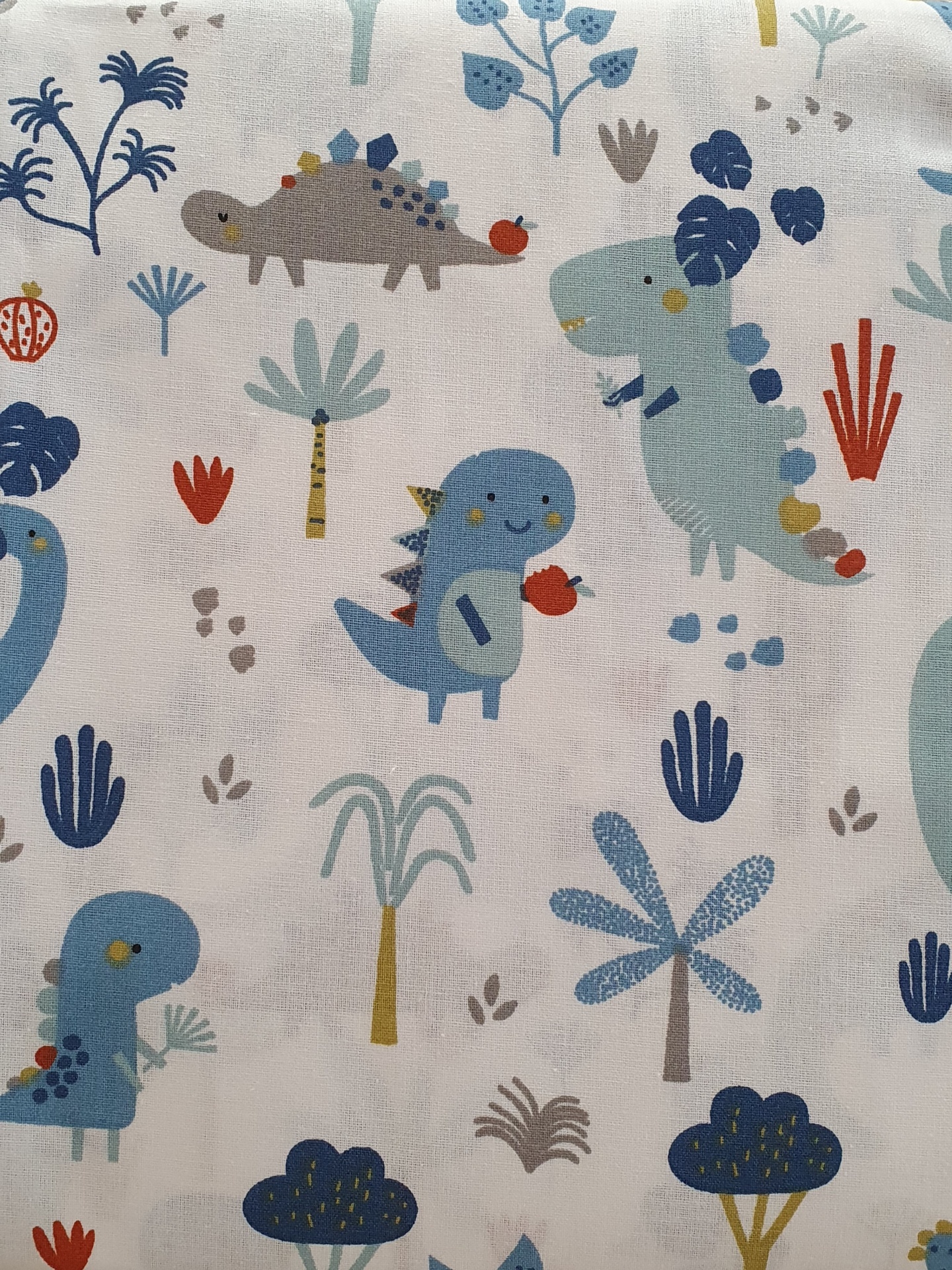 Retalho Dinoland Tecido branco com padrão de dinossauros e plantas coloridas