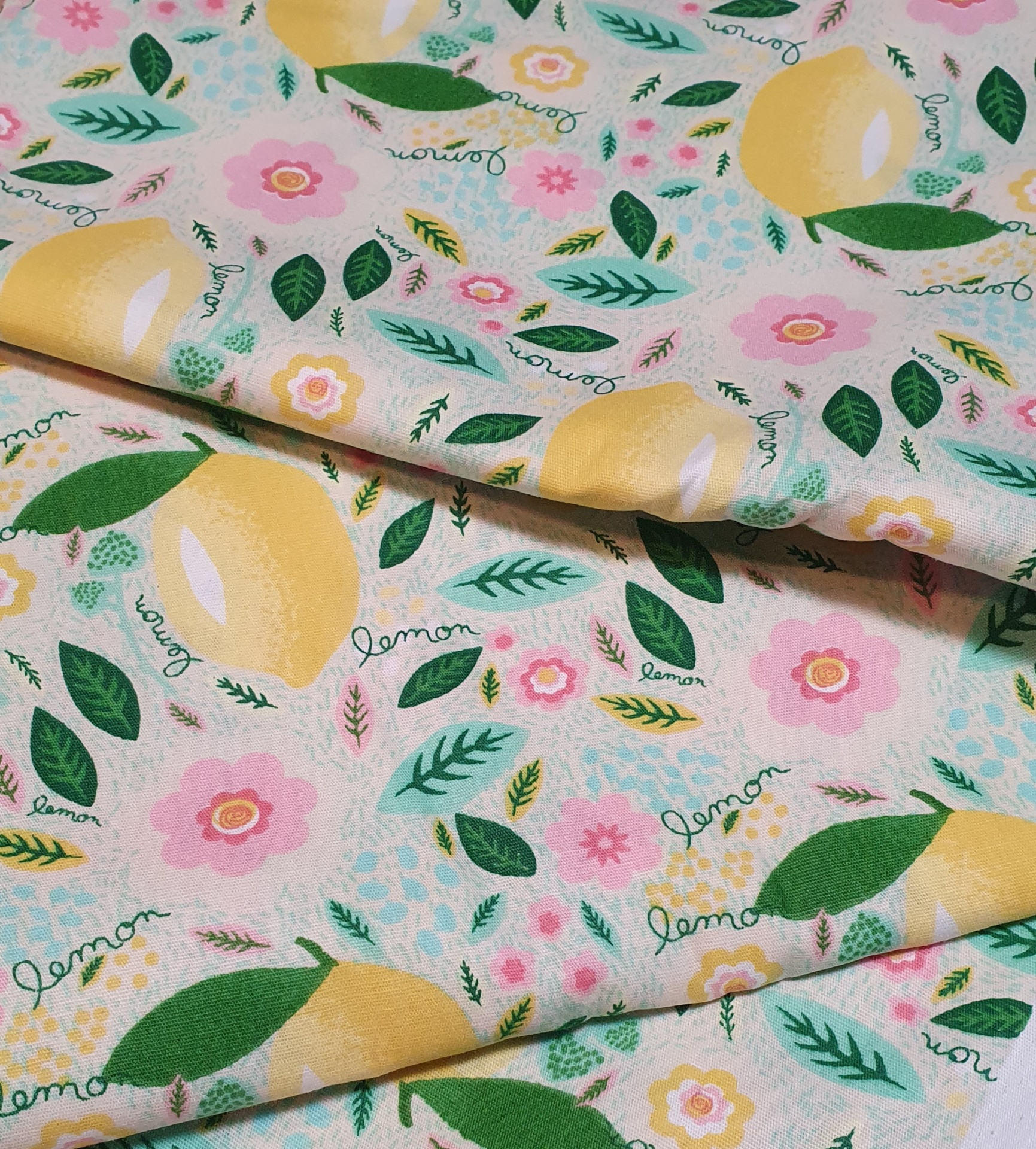 Folhas Limão Tecido estampado com limões, flores e folhas verdes