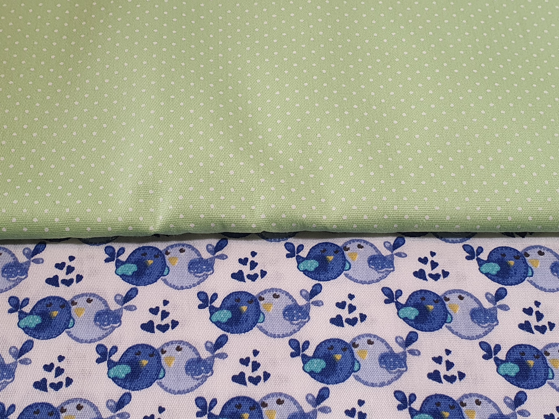 Micro Poá Verde Folha Tecidos com padrão de pontos brancos e pássaros azuis e roxos