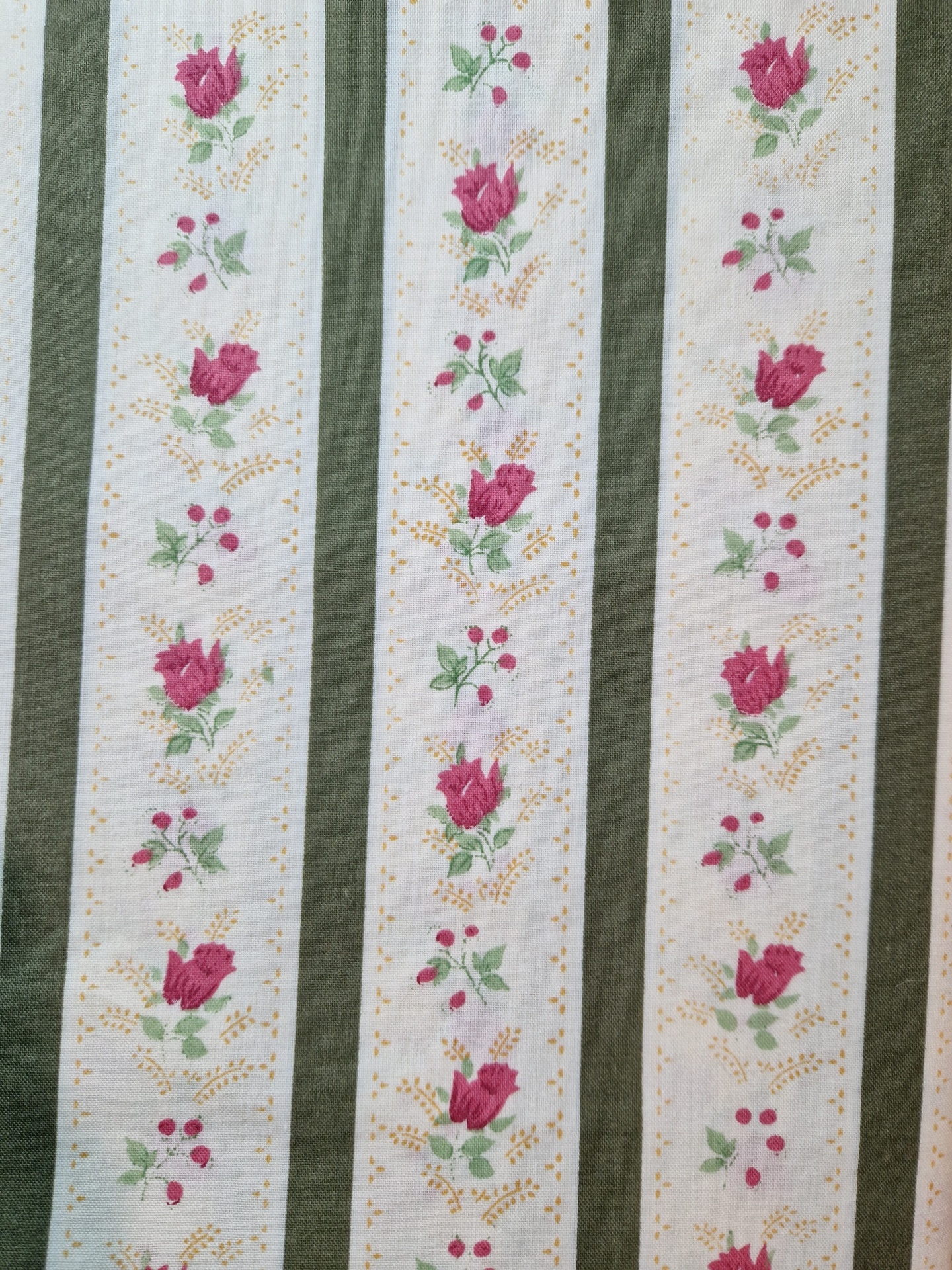 Tecido Chita Verde Azeitona Tecido com riscas verde-escuro e flores rosas em listas creme