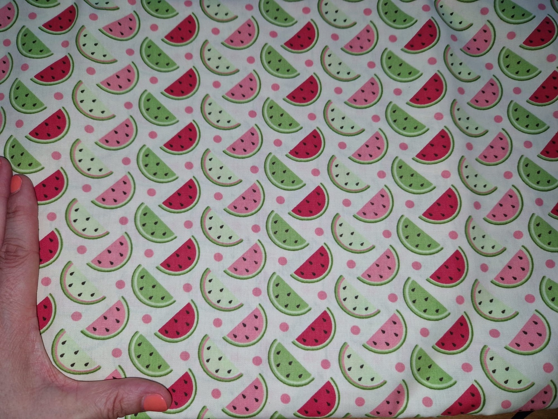 Fatias de Melancia Tecido com padrão de fatias de melancia coloridas em fundo creme
