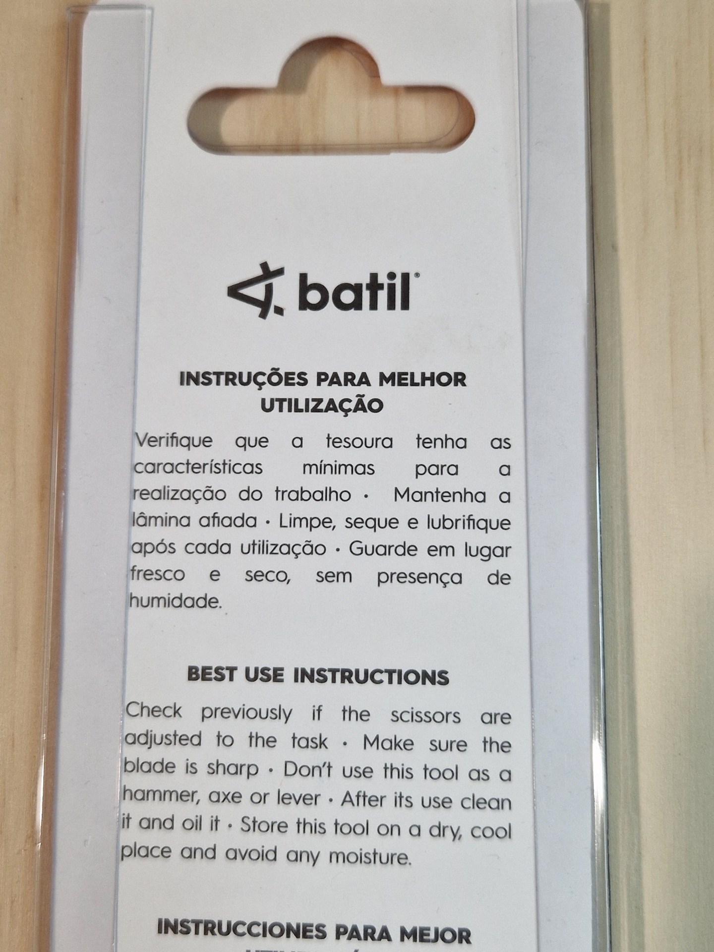 Tesoura para bordados curva Batil Embalagem com instruções para utilização de tesoura da marca batil