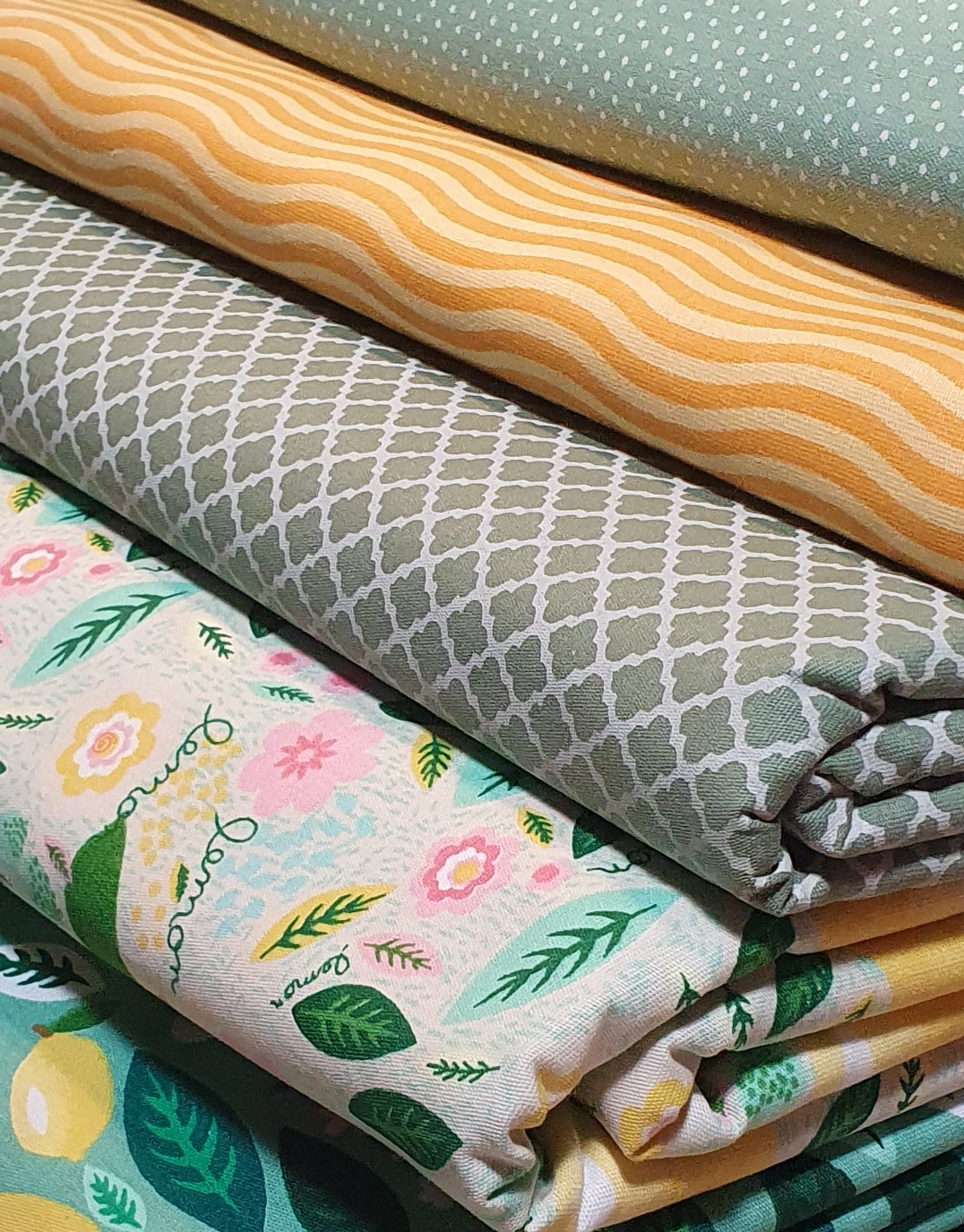 Folhas Limão Tecidos dobrados com padrões geométricos, ondulados e florais coloridos