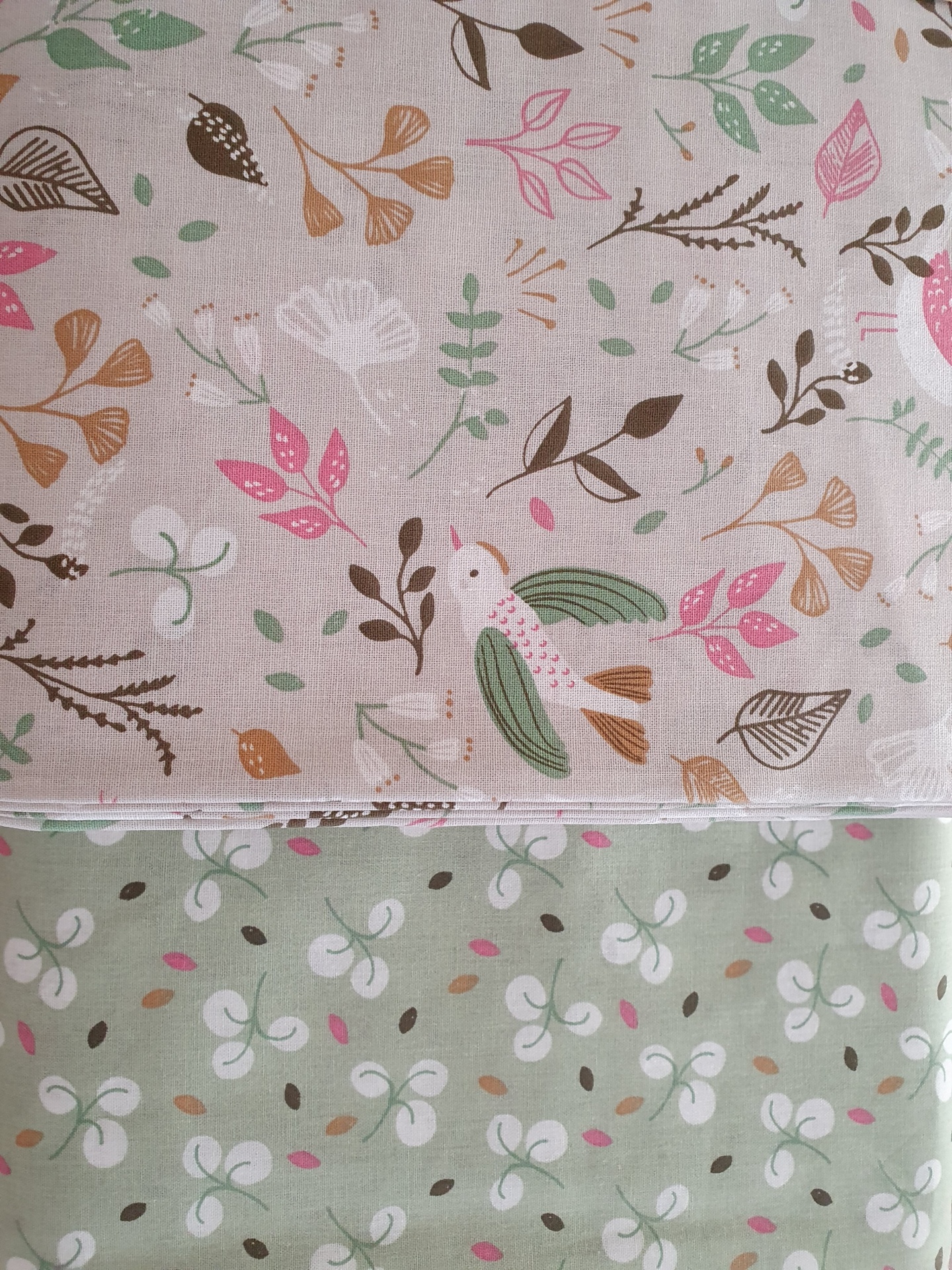 Spring Birds Folhas Tecido com padrão floral em bege e verde claro