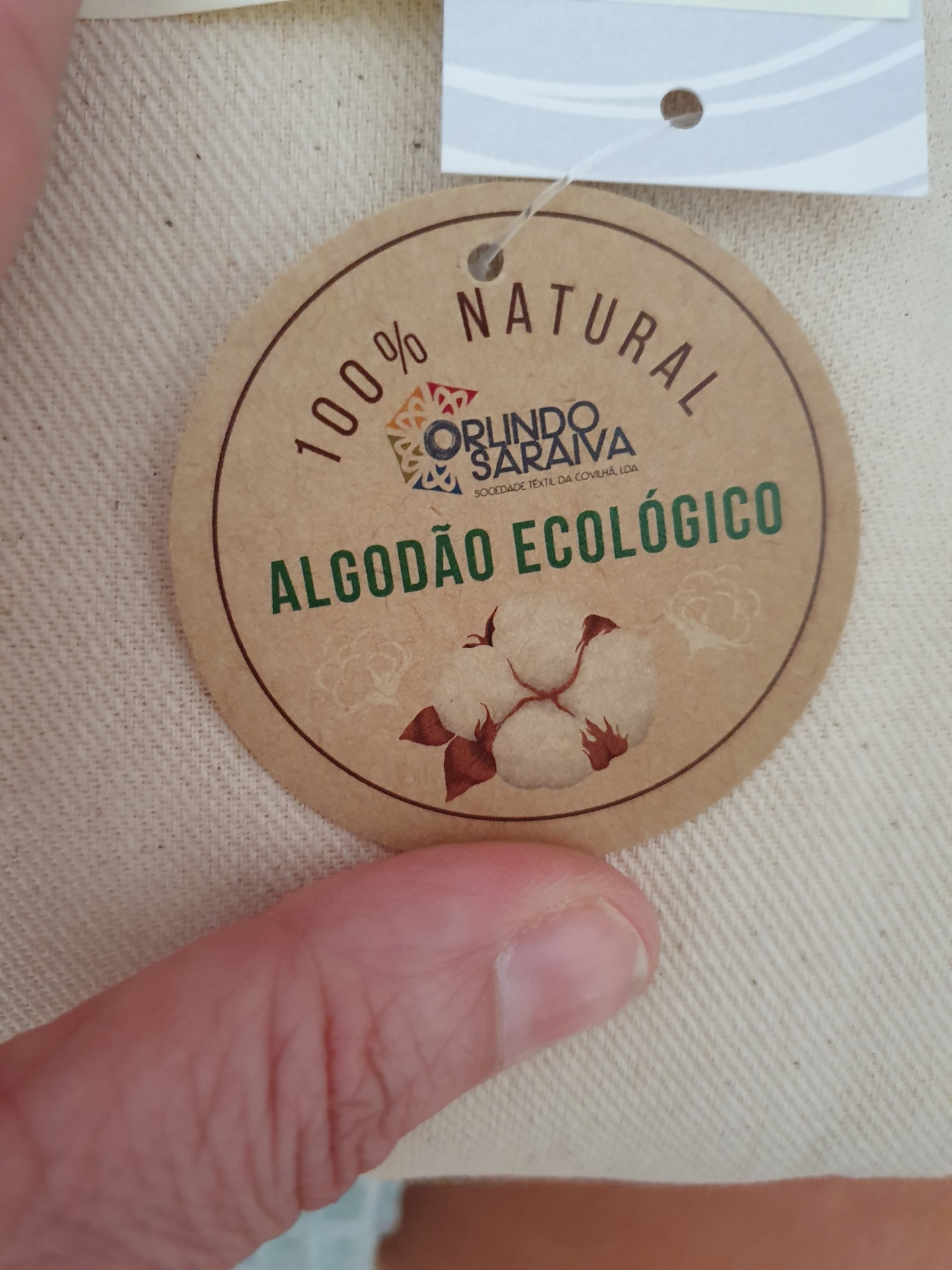 Algodão Ecológico 100% natural Etiqueta redonda de algodão ecológico 100% natural presa a tecido bege