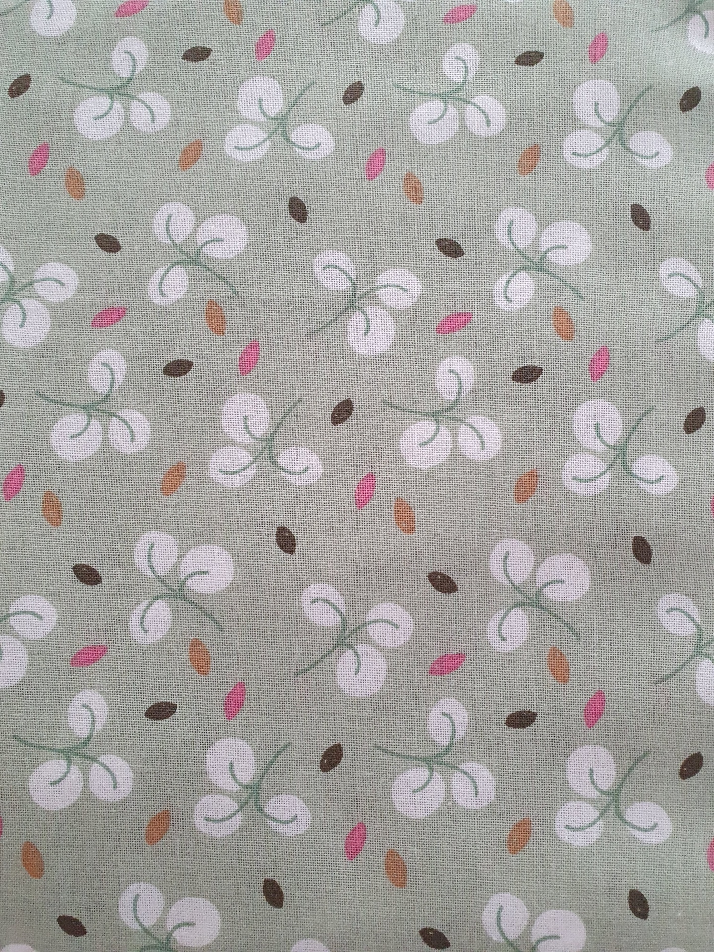 Spring Birds Folhas Tecido cinza claro com padrão de flores brancas e folhas coloridas