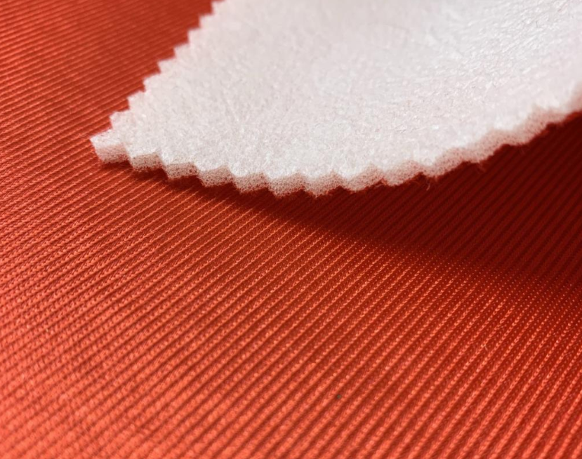 Foam 3mm branco tecido branco com bordas onduladas sobre tecido vermelho riscado