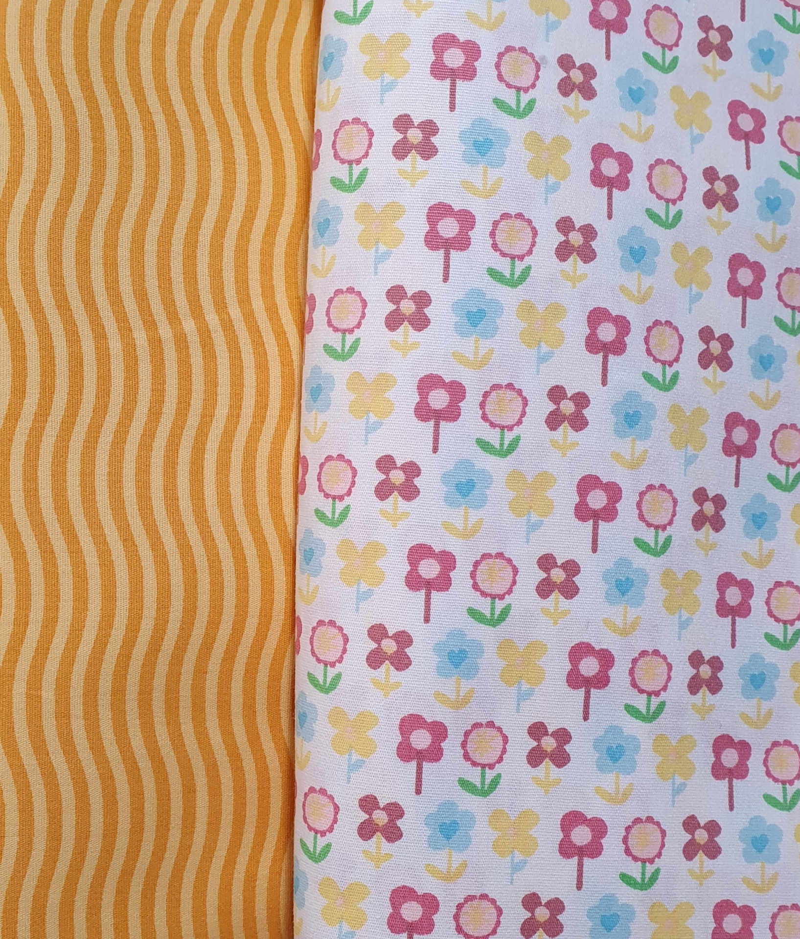 Rose Blossom Dois tecidos em padrões distintos, um castanho com ondas largas e outro branco com flores coloridas