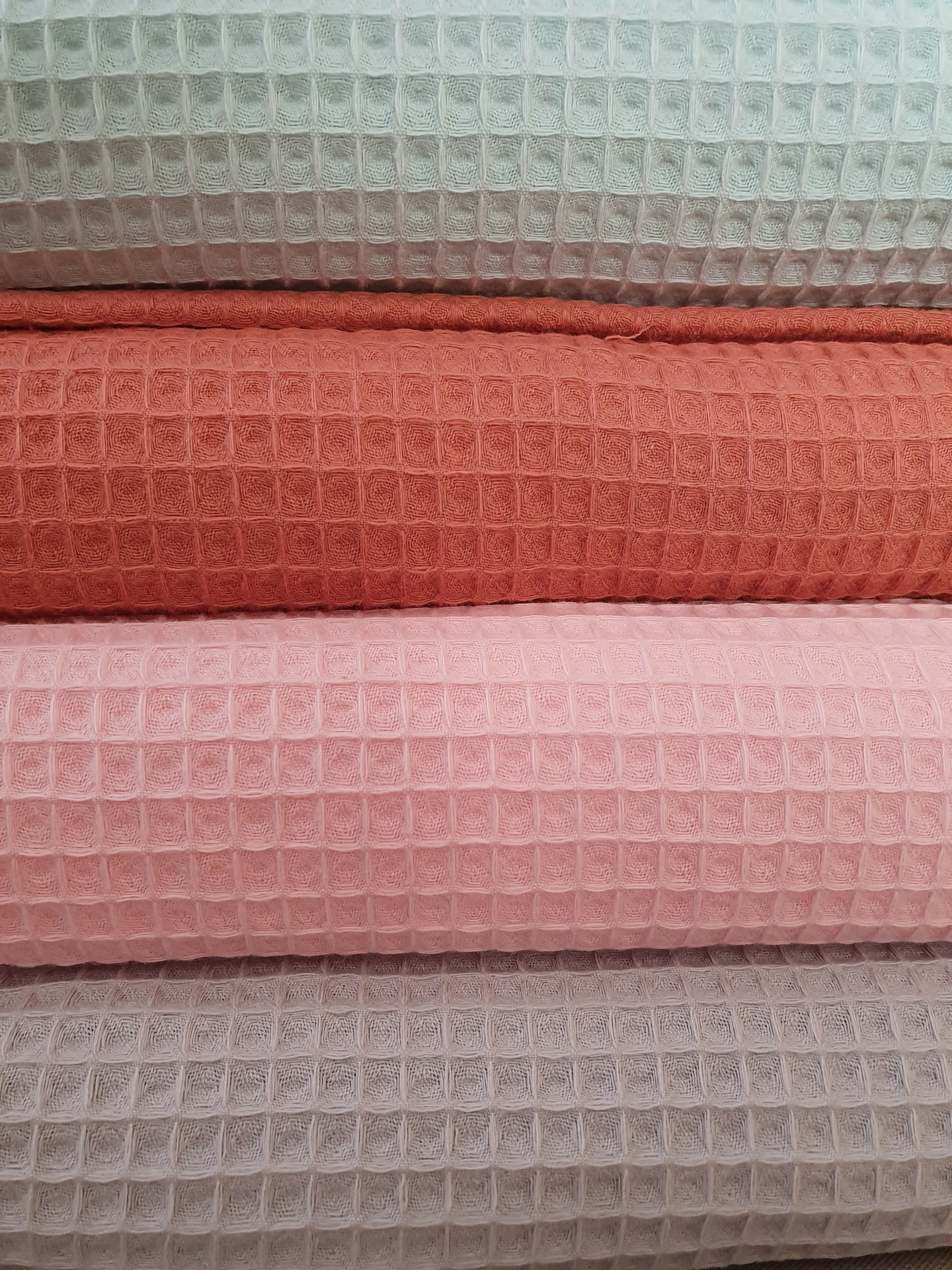 Tecido Waffle Rosa Bebé Quatro tecidos enrolados com padrão de cubos em relevo em várias cores