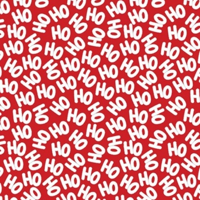 Papel de embrulho vermelho com padrão branco repetido da palavra 'HO'.