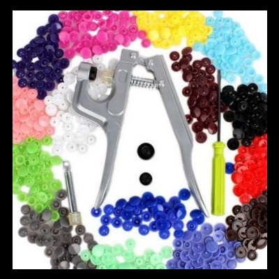 Ferramentas metálicas para botões rodeadas por botões de várias cores