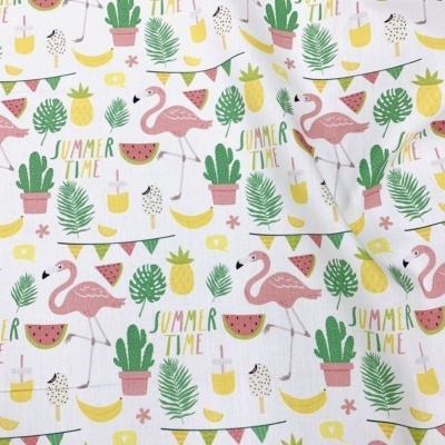 Tecido branco estampado com flamingos, cactos, folhas, frutas, bandeirinhas e texto 'SUMMER TIME'