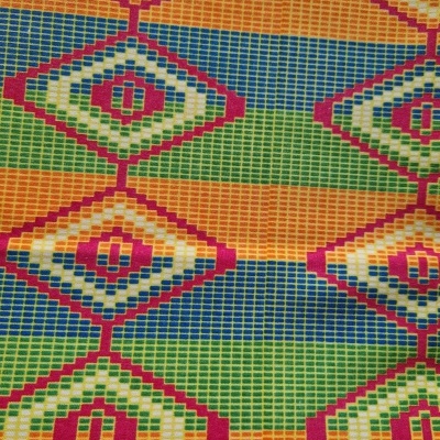 Tecido colorido com padrão geométrico e formas de diamante