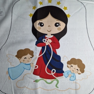 Ilustração cartoon de figura feminina com cabelos negros e anjos sobre tecido branco