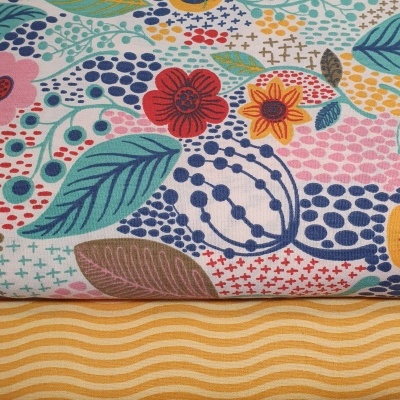 tecidos coloridos com padrões floridos e listrados ondulados