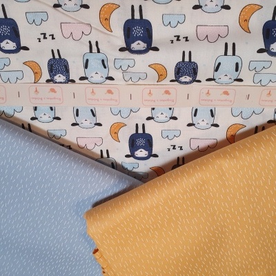 Três tecidos dobrados com padrões e cores diferentes