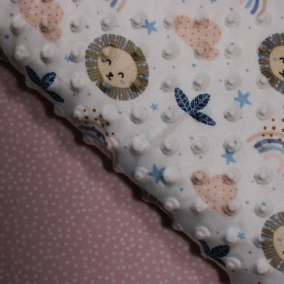 tecido infantil com padrão de leões, nuvens, estrelas e arco-íris em relevo