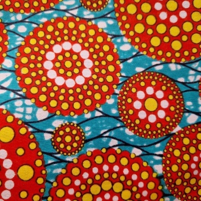 Tecido com padrão colorido de círculos em vermelho, amarelo, branco e azul