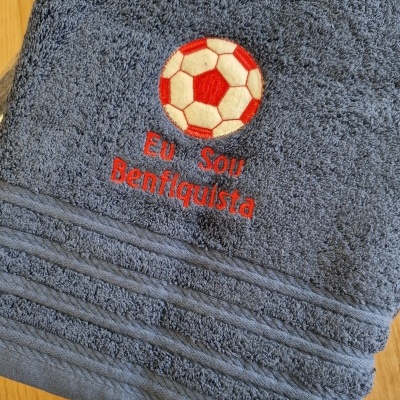 Toalha cinzenta com bordado de bola de futebol e texto 'Eu Sou Benfiquista'