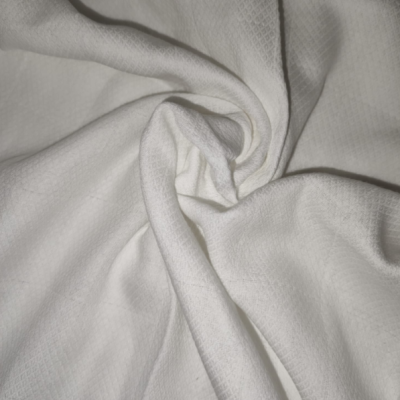 Tecido branco com textura quadriculada fina e dobras torcidas em espiral