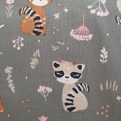 tecido cinzento com padrão de guaxinins e flores desenhados