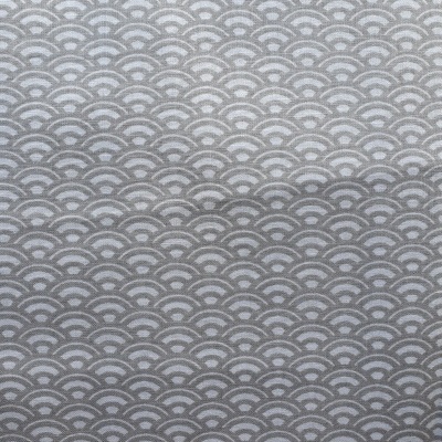 Padrão repetitivo de meias-luas em tons de cinza sobre fundo branco