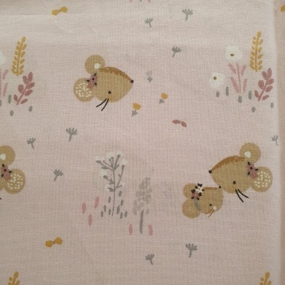 Tecido rosa claro com padrão de ratinhos e flores