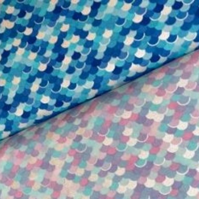 Dois tecidos com padrão de escamas em azul e rosa