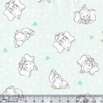 Tecido branco com desenhos do Dumbo e corações azuis turquesa