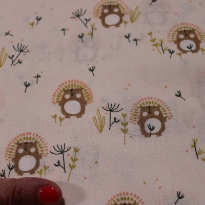 Tecido branco com padrão de ouriços e plantas coloridas em tons pastel