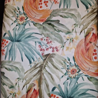 Papel de parede com padrão tropical de folhas, flores e pássaros laranja