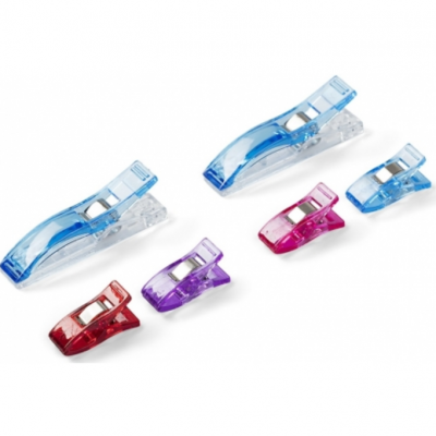 Sete presilhas de plástico coloridas e transparentes