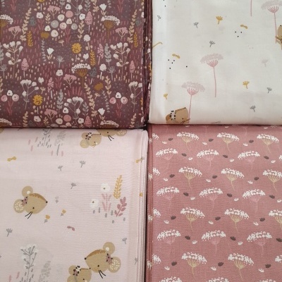 Quatro tecidos com desenhos florais e ratinhos em cores castanho, rosa e branco