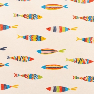 Tecido estampado com vários peixes coloridos sobre fundo creme