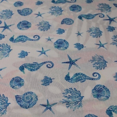 tecido branco com padrão azul marinha