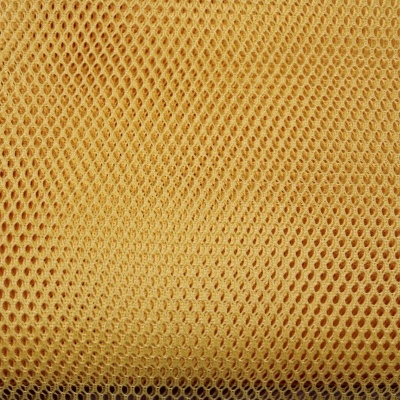 Tecido sintético amarelo com padrão de malha em losangos