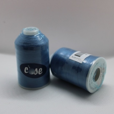 Dois carretéis de linha de costura azul claro em fundo branco