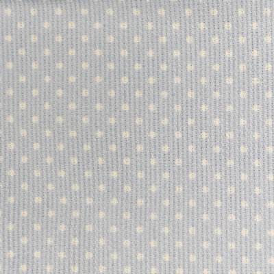 tecido azul claro com bolinhas brancas