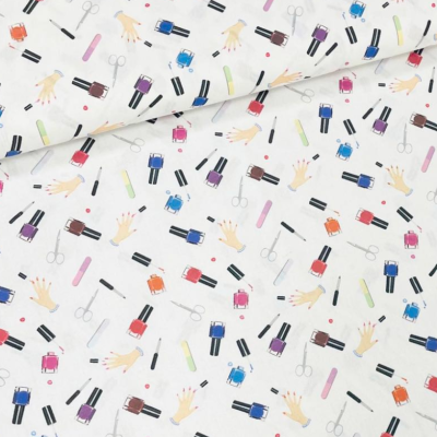 Tecido branco com padrão de esmaltes, mãos, lixas e tesouras ilustrados