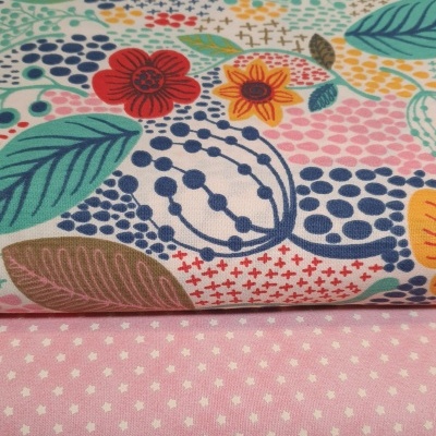 tecidos com padrão floral colorido e rosa com estrelas brancas