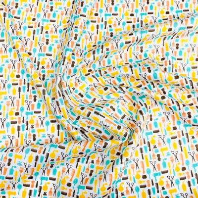 tecido branco com padrão colorido de utensílios de cabeleireiro