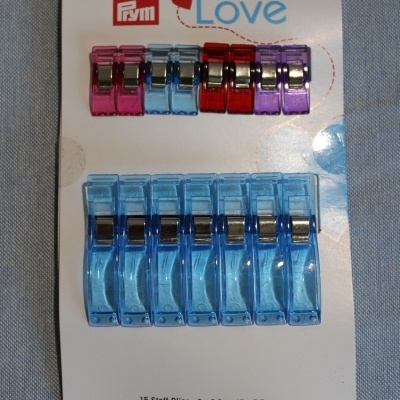 Clipes de tecido Prym Love coloridos em suporte branco
