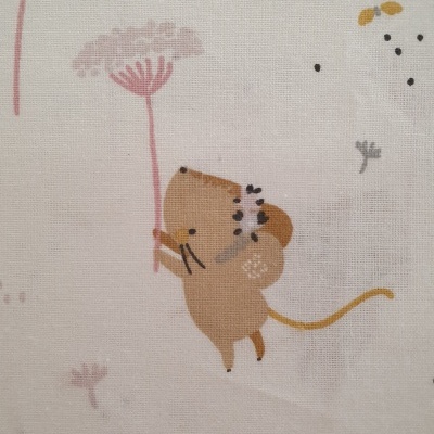 Tecido branco com padrão de rato e flores decorativas em estilos suaves