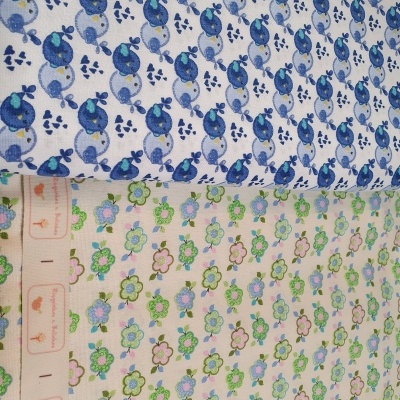 Dois tecidos estampados, bolas azuis e flores pequenas em fundos brancos