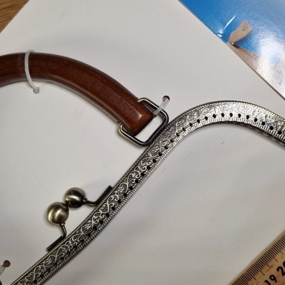 Estrutura metálica decorativa para mala com fecho de mola e alça marrom