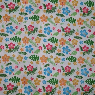 Pano com padrão floral colorido em fundo claro